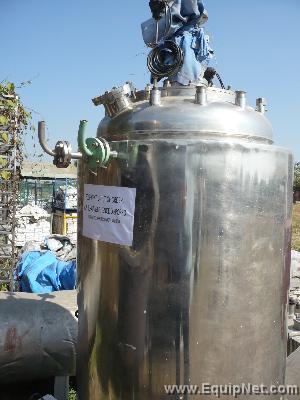 Fermentor vessel with stirrer shaft glassas