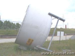 5000 Gallon open top fiberglass tank on legs
